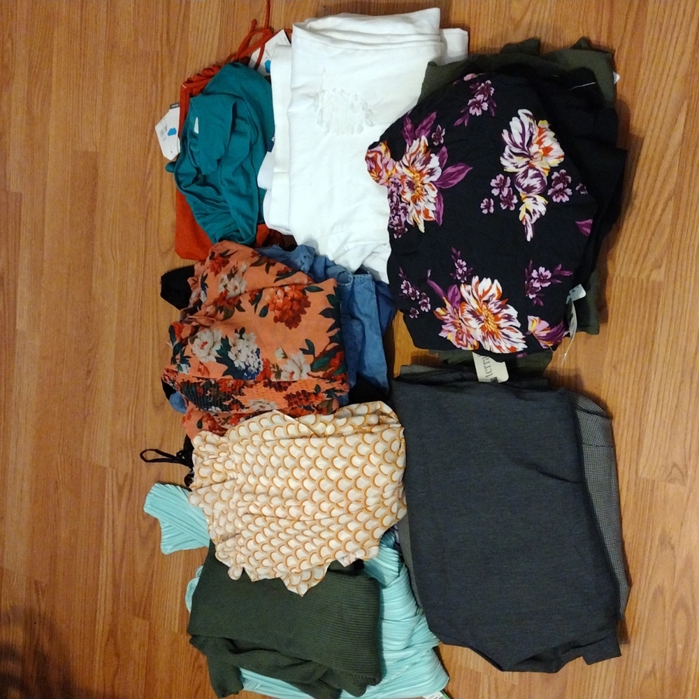 Women's 3X-4X Bundle Deal Tops, Capris, Pants, and Dresses